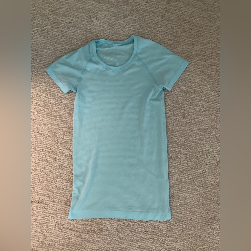 Lululemon Swiftly Tech Size 4 - Icing Blue